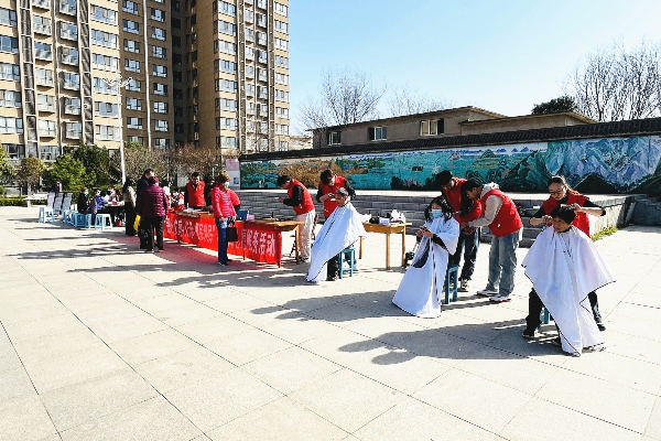 公司團(tuán)委開(kāi)展“愛(ài)心義剪+義診+便民利民”學(xué)雷鋒志愿...